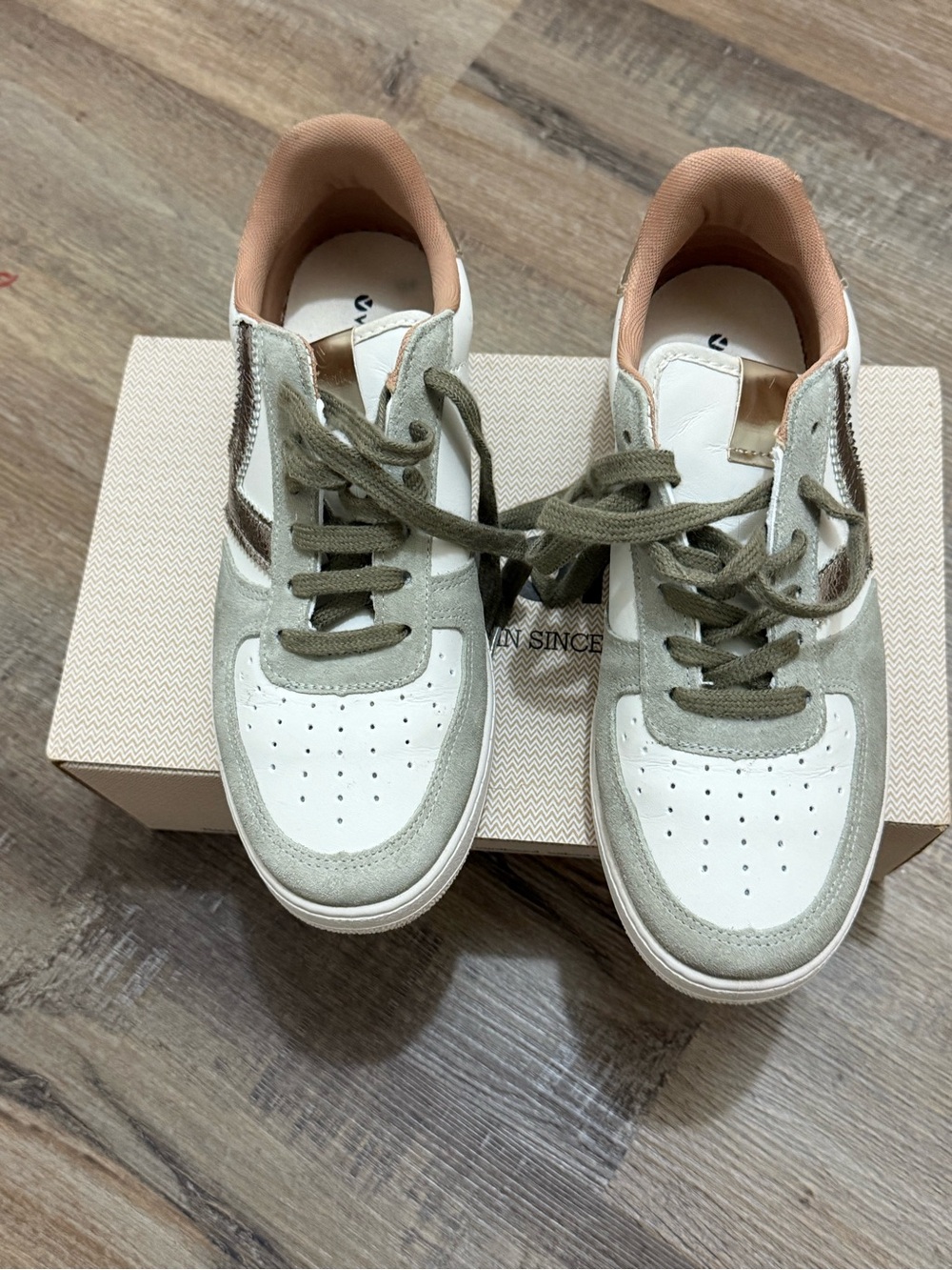 Men's Casual Low-Top Sneakers in White and Olive